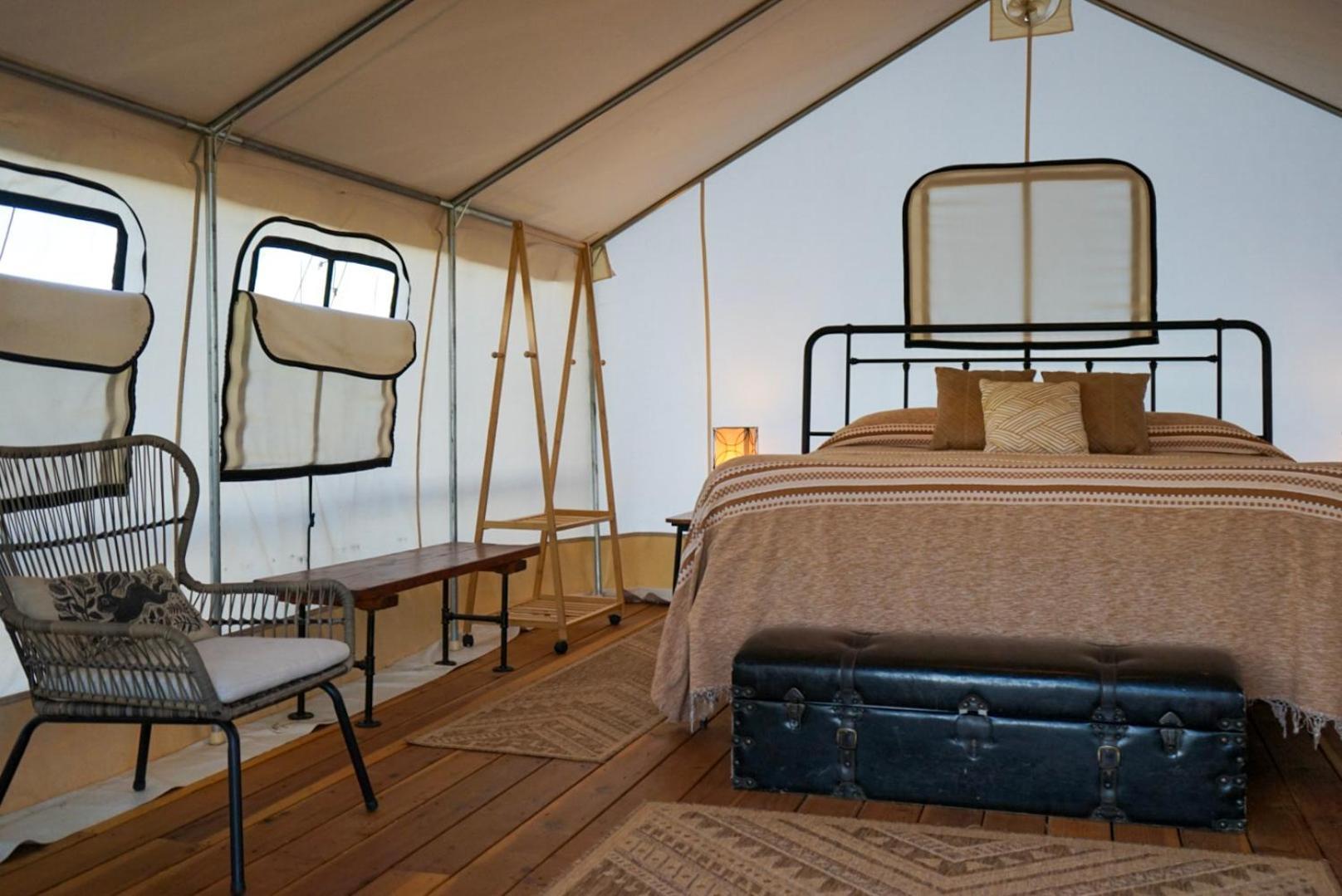 Basecamp 37° Hotel คาแนบ ภายนอก รูปภาพ