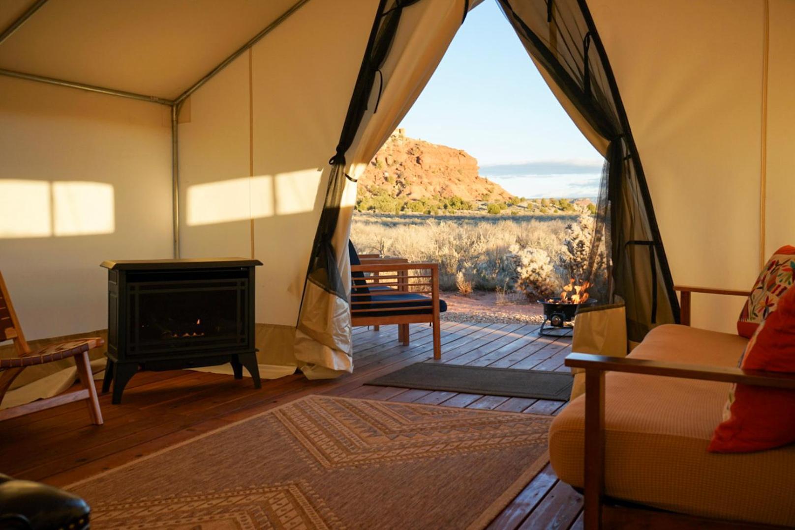 Basecamp 37° Hotel คาแนบ ภายนอก รูปภาพ
