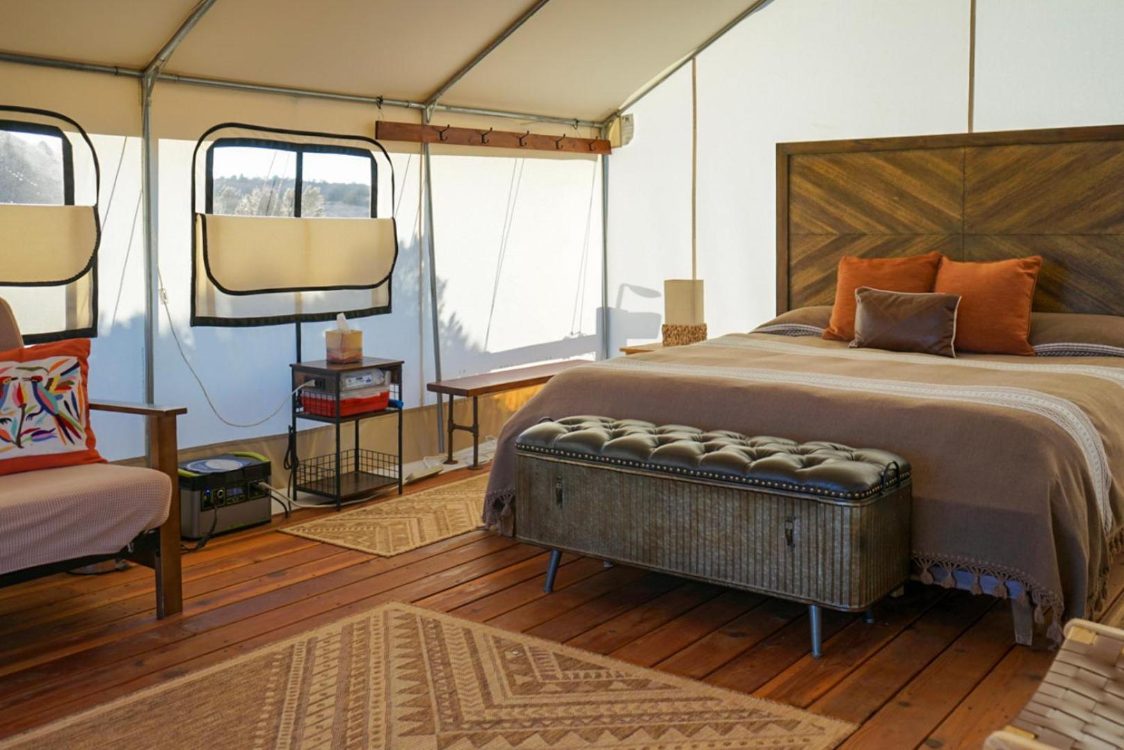 Basecamp 37° Hotel คาแนบ ภายนอก รูปภาพ