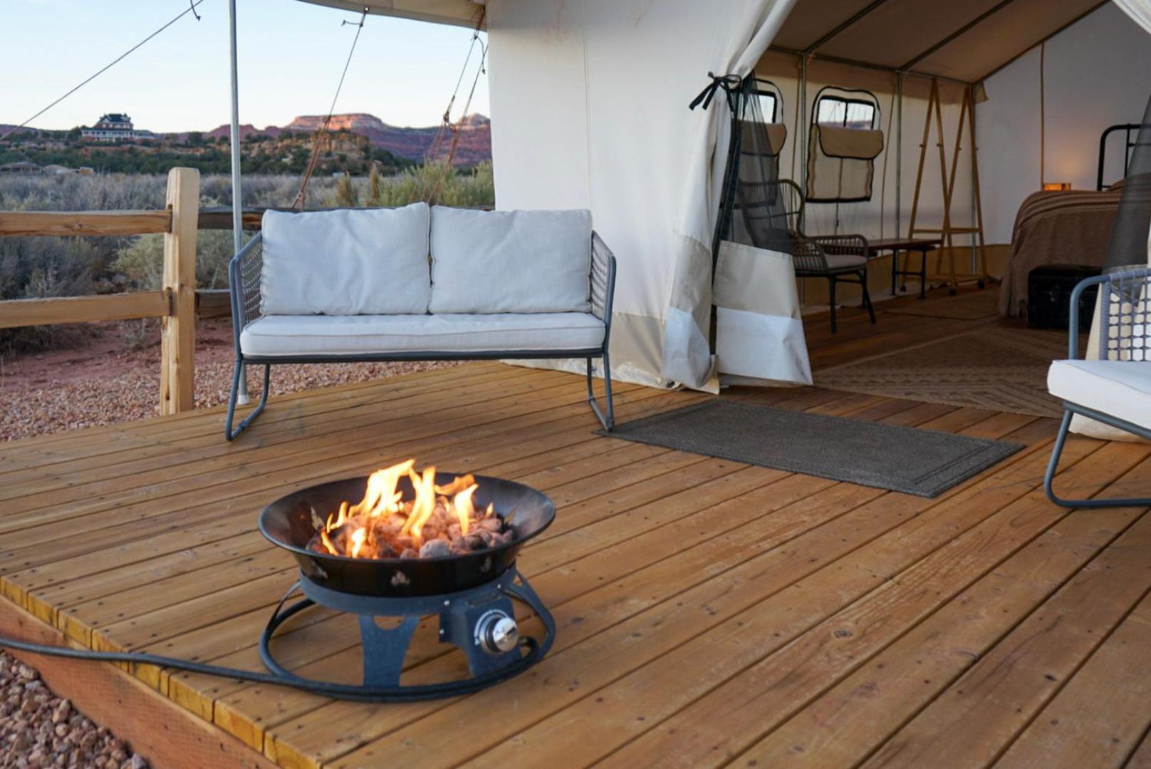 Basecamp 37° Hotel คาแนบ ภายนอก รูปภาพ