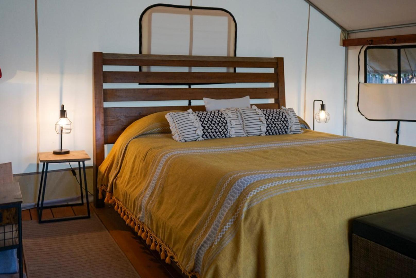 Basecamp 37° Hotel คาแนบ ภายนอก รูปภาพ