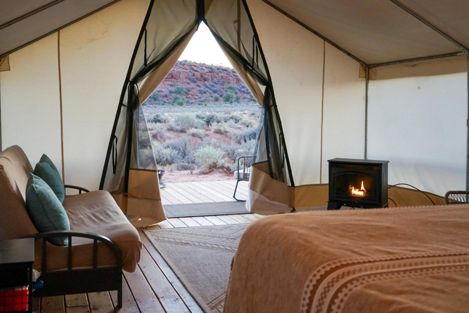 Basecamp 37° Hotel คาแนบ ภายนอก รูปภาพ