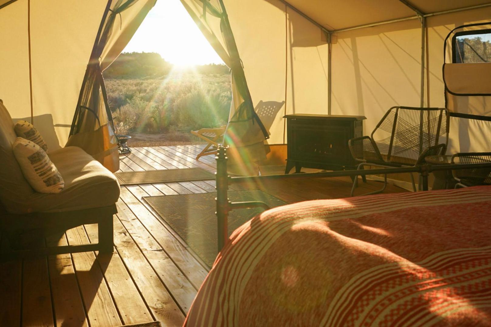 Basecamp 37° Hotel คาแนบ ภายนอก รูปภาพ