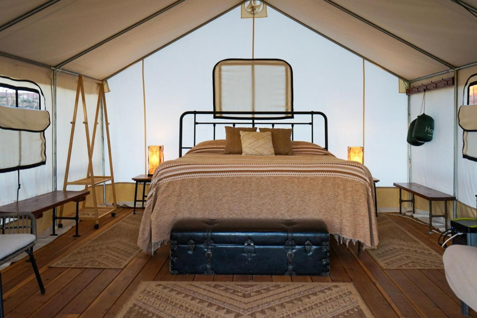 Basecamp 37° Hotel คาแนบ ภายนอก รูปภาพ