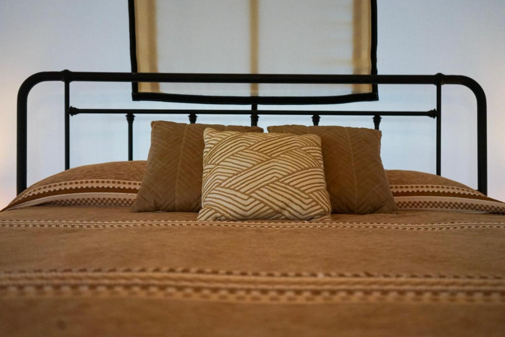 Basecamp 37° Hotel คาแนบ ภายนอก รูปภาพ