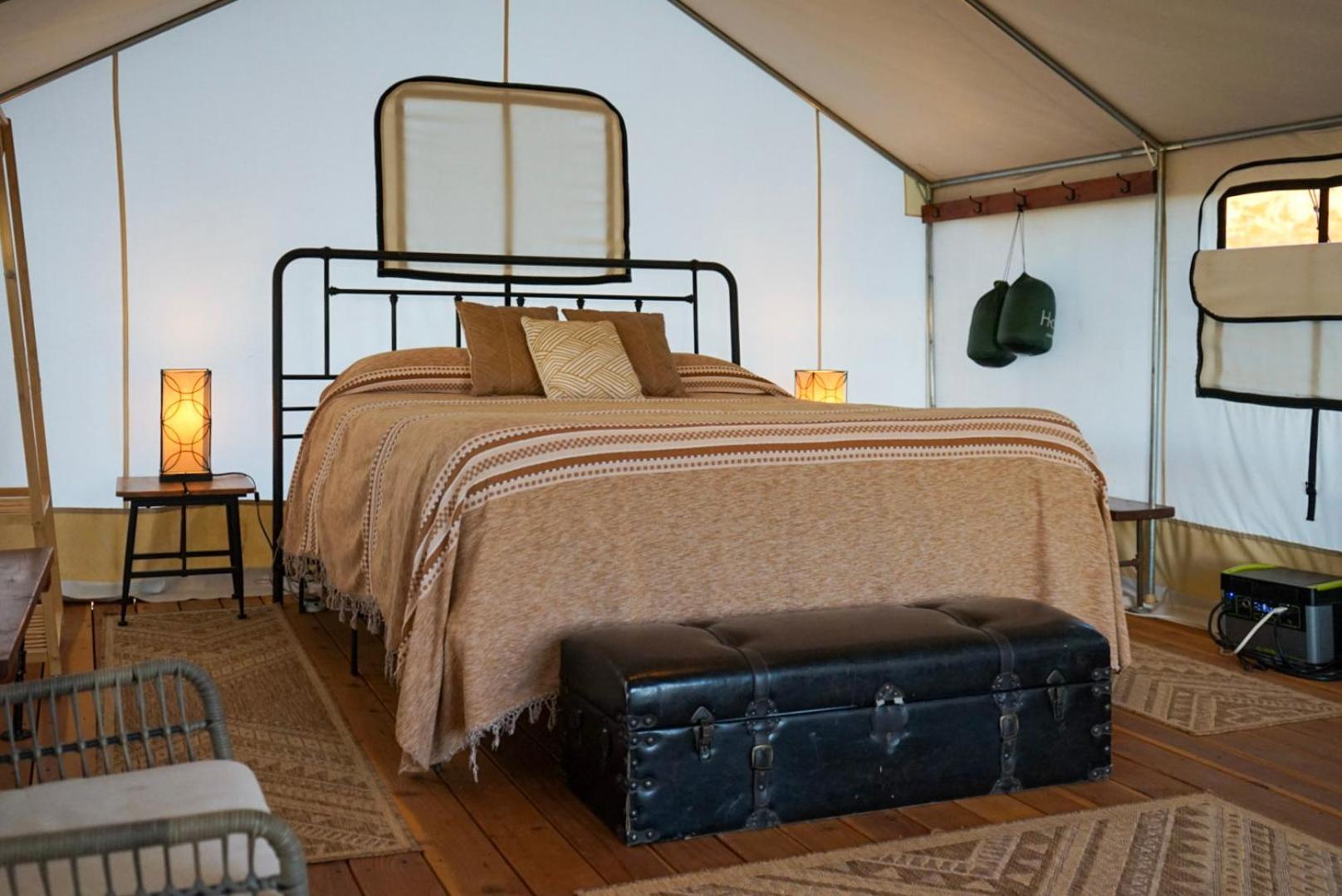 Basecamp 37° Hotel คาแนบ ภายนอก รูปภาพ