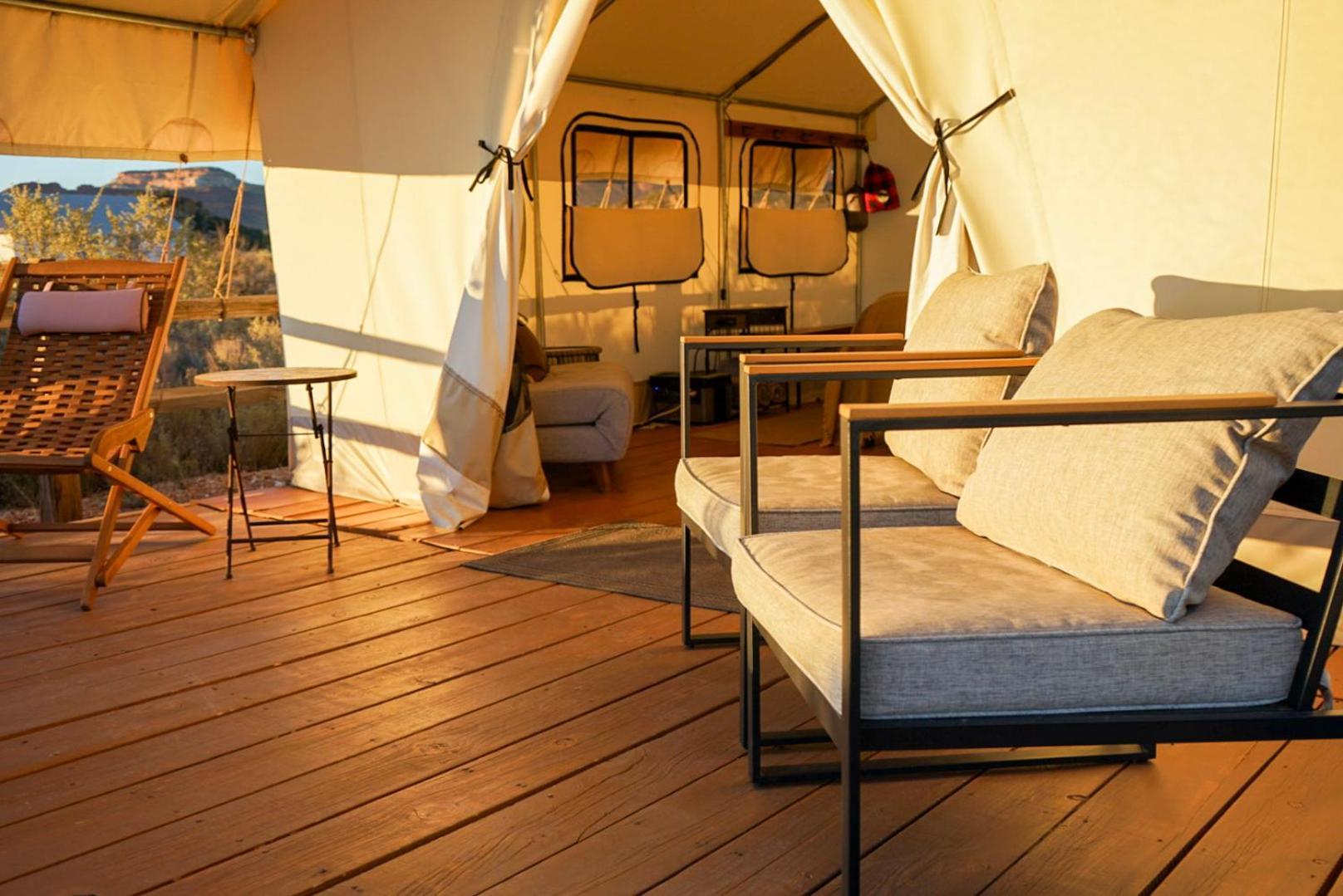 Basecamp 37° Hotel คาแนบ ภายนอก รูปภาพ
