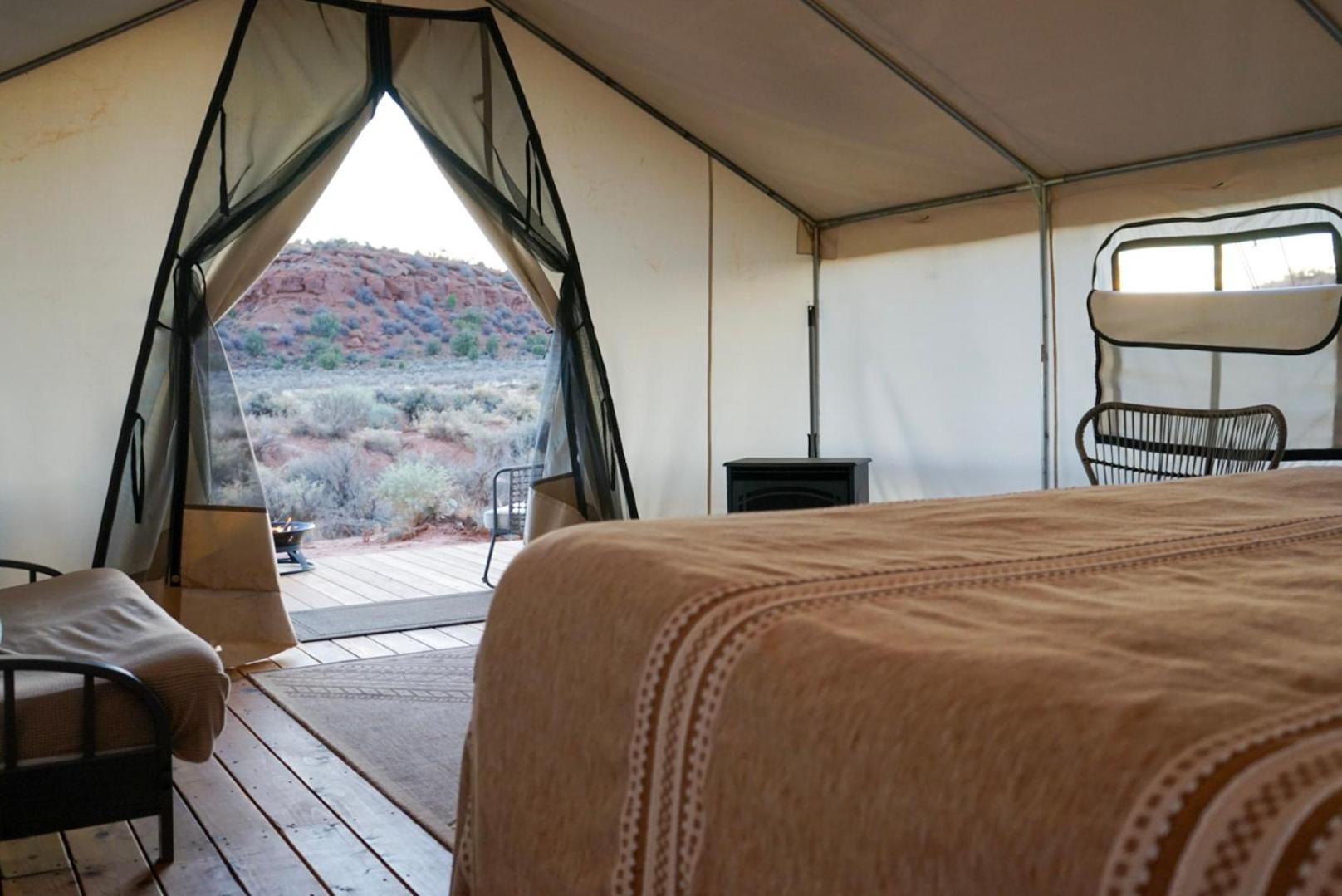 Basecamp 37° Hotel คาแนบ ภายนอก รูปภาพ