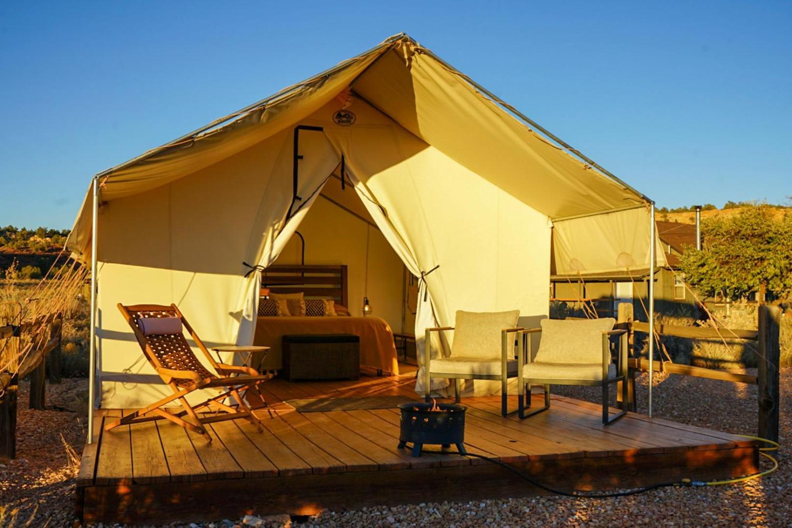 Basecamp 37° Hotel คาแนบ ภายนอก รูปภาพ