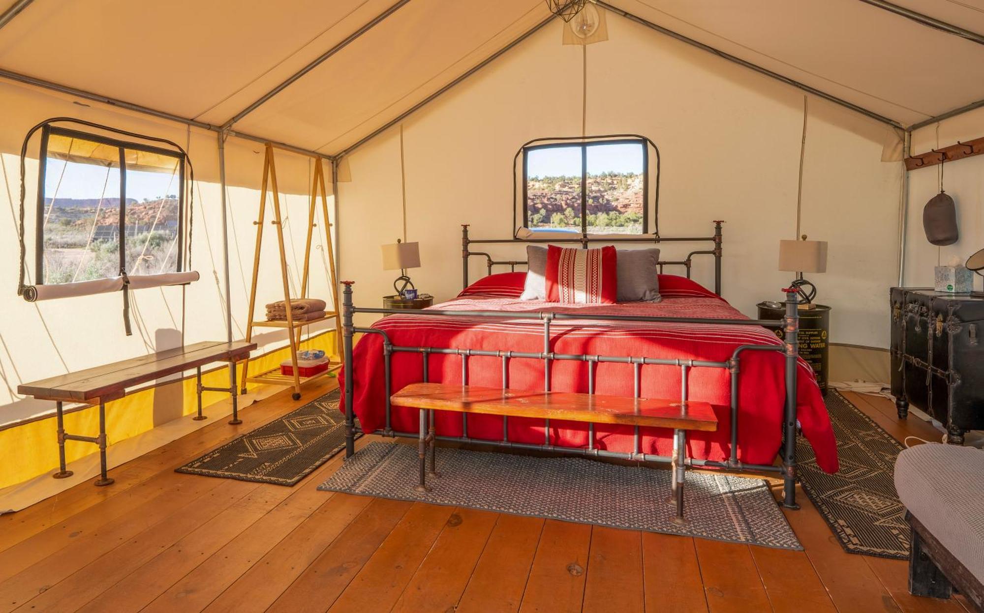 Basecamp 37° Hotel คาแนบ ภายนอก รูปภาพ