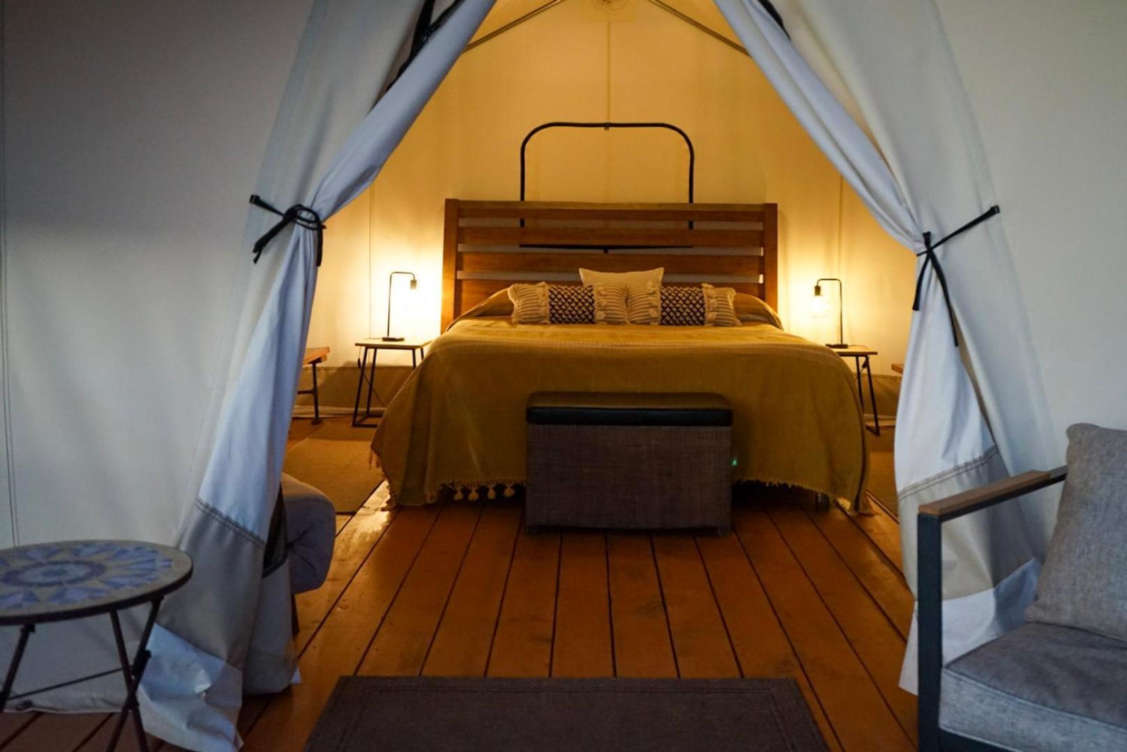 Basecamp 37° Hotel คาแนบ ภายนอก รูปภาพ
