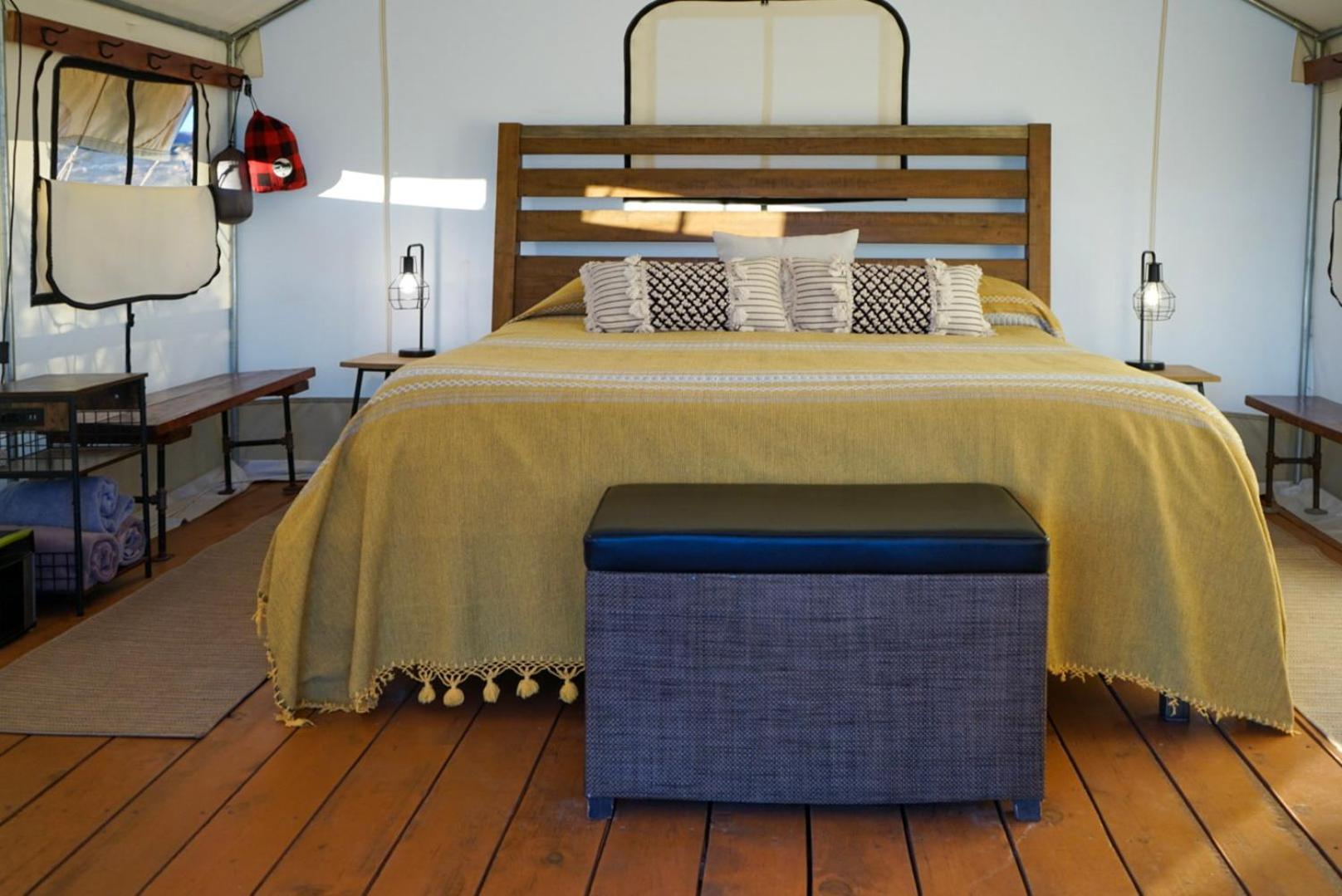 Basecamp 37° Hotel คาแนบ ภายนอก รูปภาพ