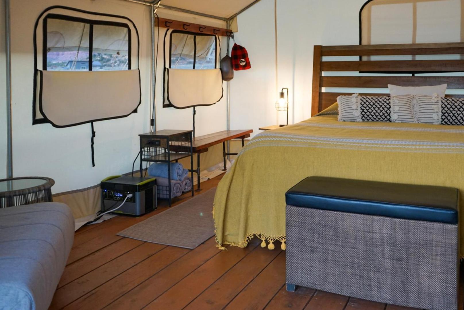 Basecamp 37° Hotel คาแนบ ภายนอก รูปภาพ