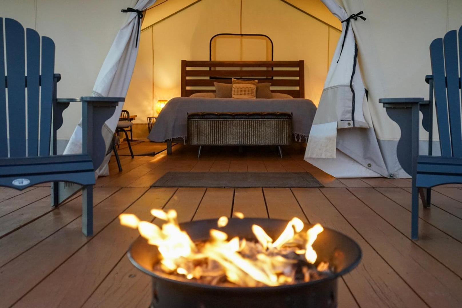 Basecamp 37° Hotel คาแนบ ภายนอก รูปภาพ