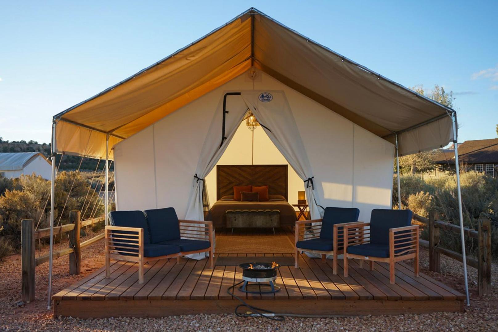 Basecamp 37° Hotel คาแนบ ภายนอก รูปภาพ