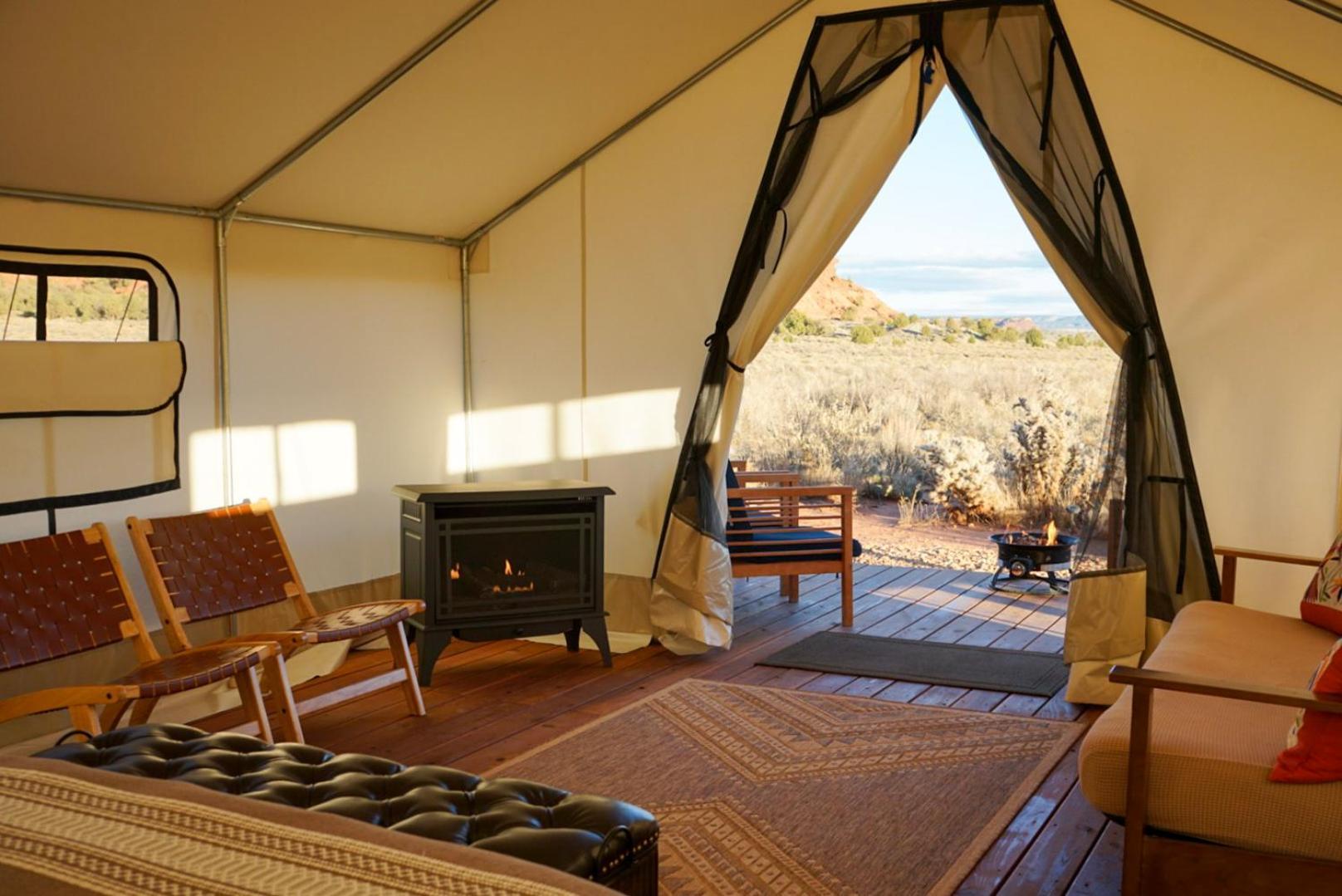 Basecamp 37° Hotel คาแนบ ภายนอก รูปภาพ