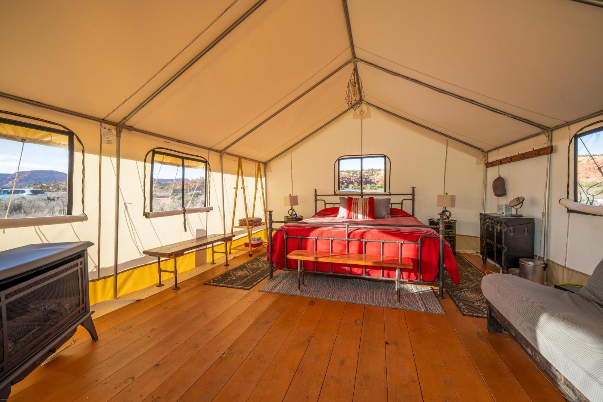 Basecamp 37° Hotel คาแนบ ภายนอก รูปภาพ