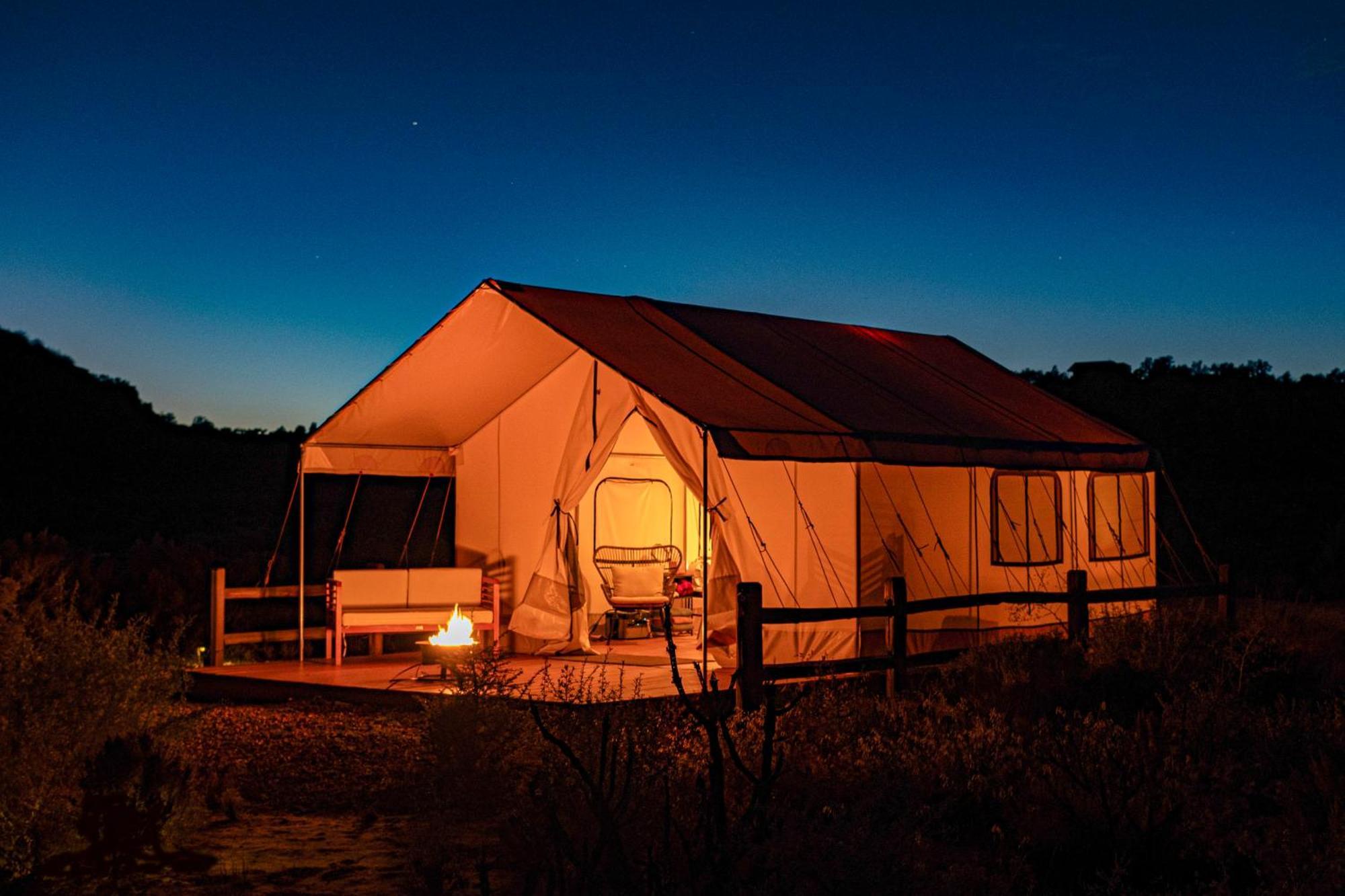 Basecamp 37° Hotel คาแนบ ภายนอก รูปภาพ