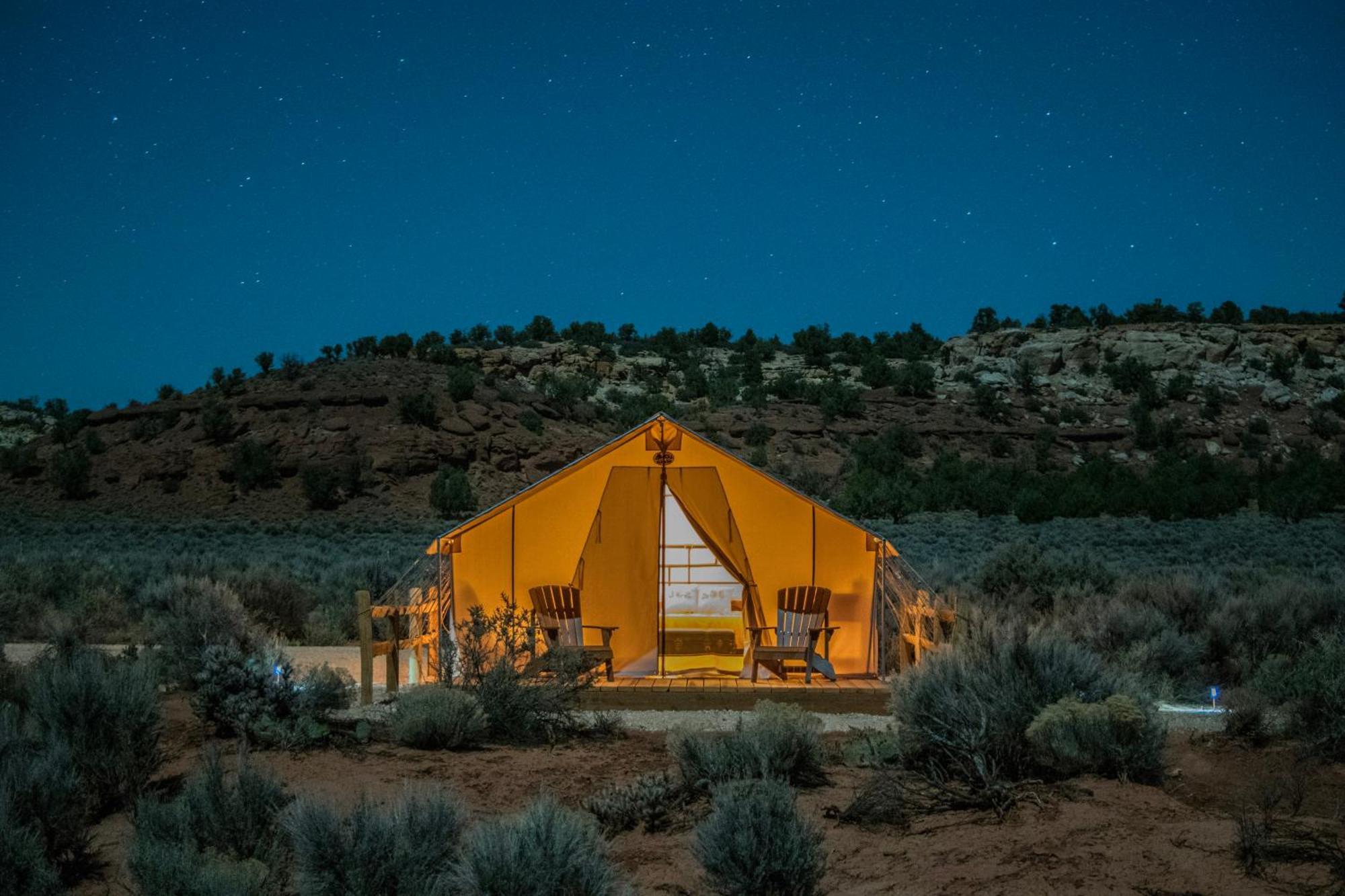 Basecamp 37° Hotel คาแนบ ภายนอก รูปภาพ