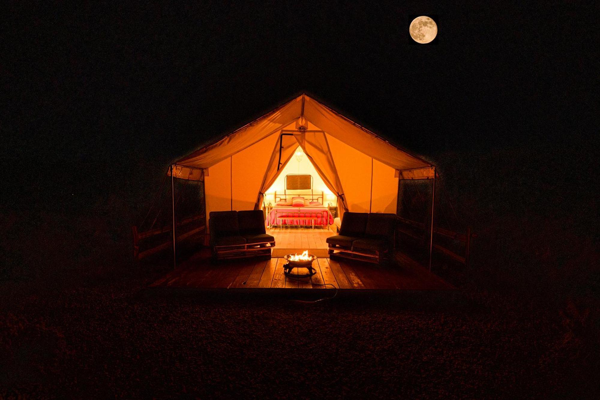 Basecamp 37° Hotel คาแนบ ภายนอก รูปภาพ